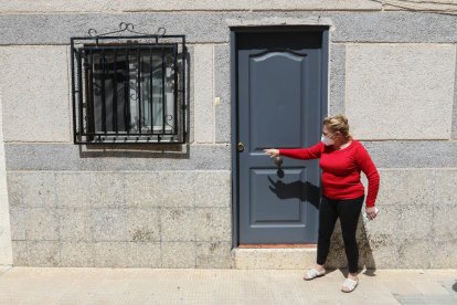 Una vecina muestra la cerradura de una casa que intentaron abrir.