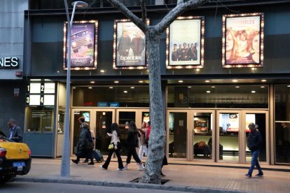 Els cinemes Aribau de Barcelona durant el primer dia de restricció de l'aforament pel coronavirus.