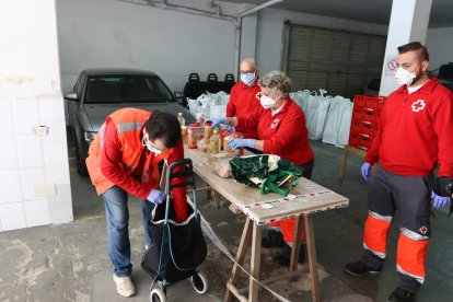 Los primeros lotes se entregaron ayer desde espacios como la sede de la Cruz Roja de Reus.