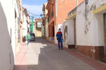 La calle de las Dos Provincias, con el hombre de la derecha en la provincia de Barcelona, y la señora de la izquierda en la de Tarragona.