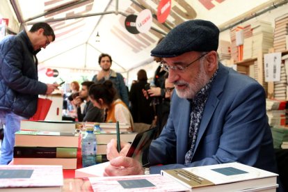 El escritor Fernando Aramburu dedicando libros durante el día de Sant Jordi.