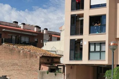 Agentes de los mossos y de la Policía Local felicitando a un niño.