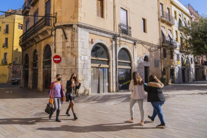 Un cartell a la façana de l'edifici informa del nou ús que tindrà l'immoble de la plaça del Fòrum.