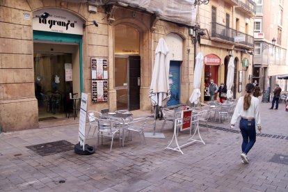 Una terrassa d'un bar sense clients a Tarragona.