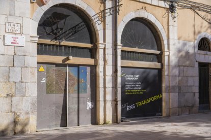 Un cartell a la façana anuncia el futur ús que tindrà l'edifici del Mercat del Fòrum.