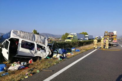 La furgoneta volcó fuera del arcén.