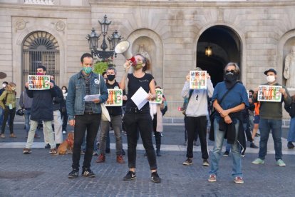 Trabajadores de la cultura protestan en la plaza Sant Jaume contra las restricciones.