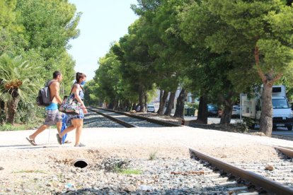 Una parella travessant l'antiga via del tren a Miami Platja.