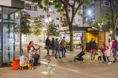 Los vecinos aceptan músicos que tocan a un volumen bajo, pero no los que utilizan altavoces potentes.