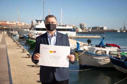 El alcalde Pau Ricomà en el Serrallo con el distintivo de Barrio Marinero.