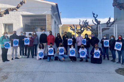 Imagen de los jóvenes que han visitando el centro de distribución de alimentos