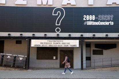 La façana del Razzmatazz, amb el cartell per anunciar el seu 