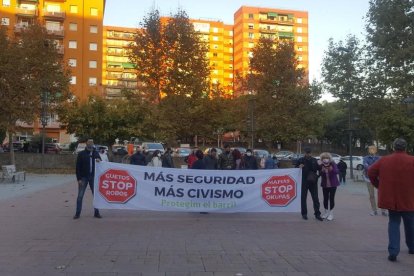 Alguns dels participants a la convocàtoria sostenen una pancarta on s'exigeix una major seguretat al barri