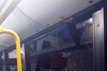 Uno de los cristales rotos en el autobús a causa de una piedra.