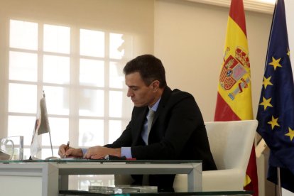 Pla mig del president del govern espanyol, Pedro Sánchez, participant a la cimera telemàtica del G20