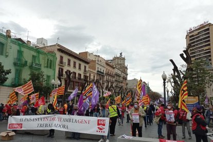 Los manifestantes a la Estatua dels Despullats minutos antes del inicio de la concentración.