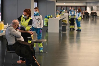 Una sanitària vacuna un home a l'estadi Wanda Metropolitano a Madrid.