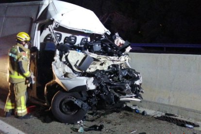 Estat en que ha quedat la furgoneta accidentada.