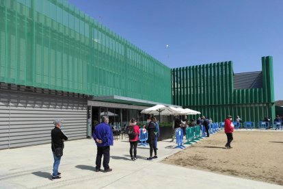 Colas durante el lunes para recibir la vacuna.