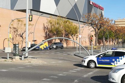 Imagen del semáforo que ha caído a la entrada de Tarragona.