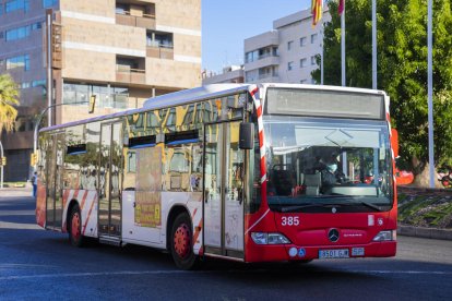 Imagen de uno de los buses de la flota de la EMT circulando ayer por la plaza Imperial Tarraco.