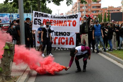 Imagen de la cabecera de la manifestación dirigiéndose al Ayuntamiento.