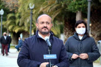 El president del PPC, Alejandro Fernández, en una visita al barri de Bonavista de Tarragona.