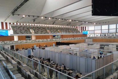 El interior del Palau d'Esports Catalunya con gente esperando.