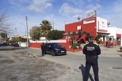 Imagen de archivo de un control de la Policía Local en la urbanización Racò del César de Creixell.