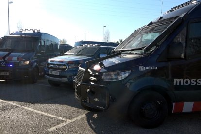 Tres dels nous vehicles antiavalots dels Mossos d'Esquadra.