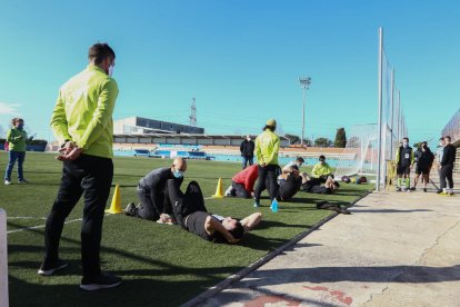 Els aspirants a membres del cos de vigilants del Morell, durant la prova física d'abdominals.