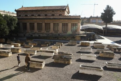 Judith i el seu fill Eloi, en l'espai de la Necròpolis on s'exposa una col·lecció de sarcòfags.