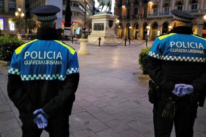 Dos agentes de la Guardia Urbana de Reus.