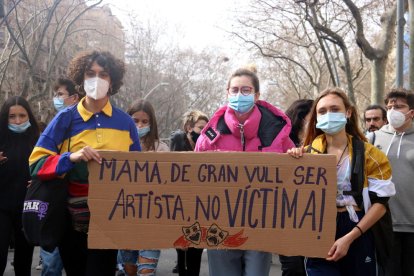 Estudiants d'arts en viu a la manifestació per la vaga convocada contra els casos d'abusos de poder i assetjament denunciats a l'IT.