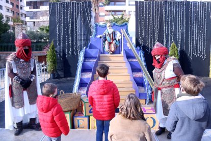 Un grup de nens conversant amb el rei Melcior al campament reial de Reus