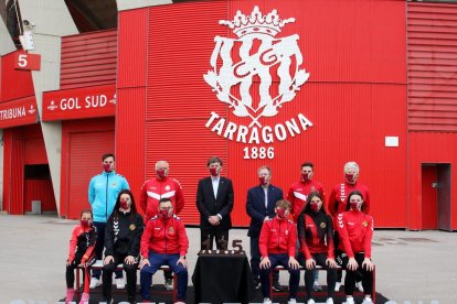 El president del Club Gimnàstic, Josep Maria Andreu, acompanyat del vicepresident, Josep Francesc Ferrer, i d'esportistes i tècnics de l'entitat.