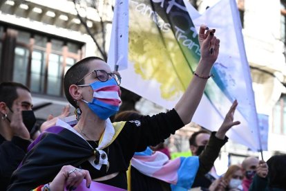 Decenas de personas se han concentrado este sábado frente al Ministerio de Igualdad.