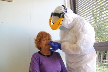 La realización de una prueba PCR en el CAP de Palafrugell.