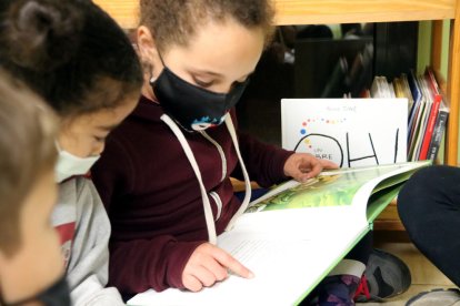 Una de las alumnas leyendo un libro en la Escuela Popular de Manresa.