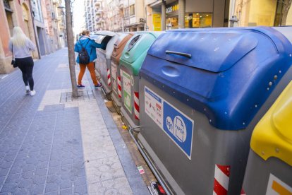 Imatge de l'illa de contenidors del carrer Gasòmetre, on el 29 de desembre va cremar el de cartó.