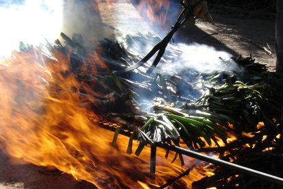 Els calçots cuits i preparats per endur a casa s'han convertit en una alternativa en plena pandèmia.