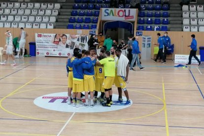 Los jugadores del Club Bàsquet Salou hacen piña.