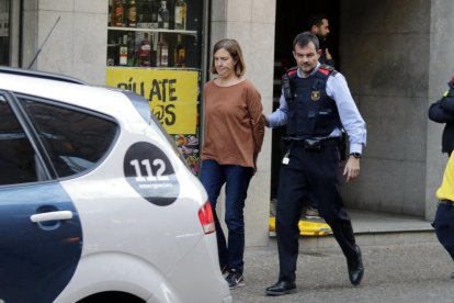 Els Mossos d'Esquadra en el moment de la detenció.