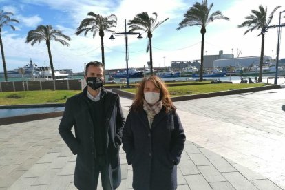 Jordi Jordan i Yolanda López durant el contacte informatiu de campanya ahir al barri del Serrallo.