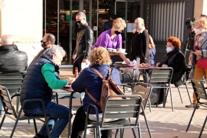 Los clientes desayunando en la terraza del Bar Ester del Mercat Municipal de Tortosa.