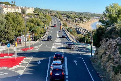 Imatge dels dos semàfors instal·lats a Cala Romana.