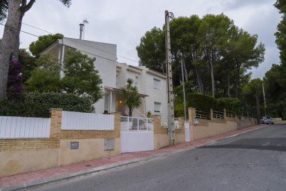 Exemple d'un carrer de Cala Romana on hi ha una entrada a un aparcament sense el gual.