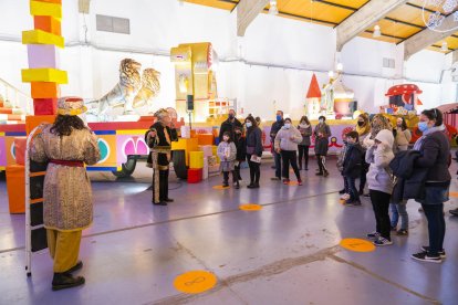 Unes enganxines al terra marquen l'espai que ha d'ocupar cada grup bombolla en la seva visita al Magatzem Reial.