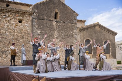 L'escenari, a tres nivells, es va instal·lar al camp de futbol a on es van entrar tots els actors a peu.