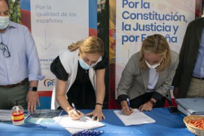 Imagen de dirigentes del PP firmante en la mesa|tabla instalada delante su sede de Génova.